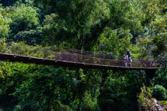 Homme conduisant l'équitation au-dessus du vieux pont en montagnes guatémaltèques photo stock Homme conduisant l'équitation au-dessus du vieux pont en montagnes guatémaltèques photo stock