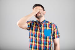 Homme couvrant ses yeux image stock Homme couvrant ses yeux image stock