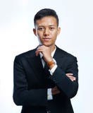 Homme d'affaires asiatique réfléchi avec la main sur Chin image libre de droits Homme d'affaires asiatique réfléchi avec la main sur Chin image libre de droits