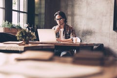 Homme d'affaires au travail images stock Homme d'affaires au travail images stock
