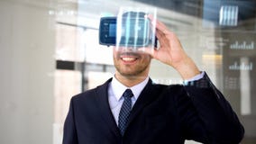 Homme d'affaires avec le casque et le cube de vr sur l'écran Homme d'affaires avec le casque et le cube de vr sur l'écran