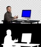 Homme d'affaires bel regardant in camera et parlant, Alpha Channel Affichage de maquette de Blue Screen image libre de droits Homme d'affaires bel regardant in camera et parlant, Alpha Channel Affichage de maquette de Blue Screen image libre de droits
