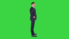 Homme d'affaires blanc sup?rieur regardant et v?rifiant l'objet sur un ?cran vert, cl? de chroma banque de vidéos Homme d'affaires blanc sup?rieur regardant et v?rifiant l'objet sur un ?cran vert, cl? de chroma banque de vidéos