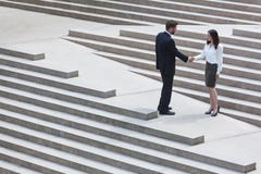 Homme d'affaires caucasien Handshake City Steps de femme asiatique image stock Homme d'affaires caucasien Handshake City Steps de femme asiatique image stock