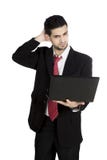 Homme d'affaires confus travaillant avec l'ordinateur portable Photos stock Homme d'affaires confus travaillant avec l'ordinateur portable Photos stock