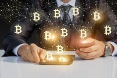 Homme d'affaires courant avec le bitcoin sur votre téléphone et comprimé photographie stock libre de droits Homme d'affaires courant avec le bitcoin sur votre téléphone et comprimé photographie stock libre de droits
