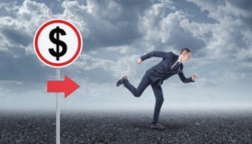 Homme d'affaires courant sur l'asphalte et le panneau routier avec le dollar image stock Homme d'affaires courant sur l'asphalte et le panneau routier avec le dollar image stock