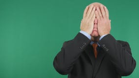 Homme d'affaires Covering His Face inquiété et de renversement avec des mains image stock Homme d'affaires Covering His Face inquiété et de renversement avec des mains image stock