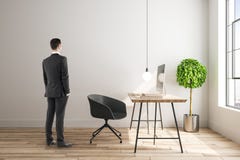 Homme d'affaires dans l'intérieur contemporain images stock Homme d'affaires dans l'intérieur contemporain images stock