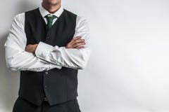 Homme d'affaires dans le gilet noir de gilet, la chemise blanche et un lien photo stock Homme d'affaires dans le gilet noir de gilet, la chemise blanche et un lien photo stock