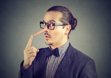 Homme d'affaires de menteur avec le long nez photographie stock libre de droits Homme d'affaires de menteur avec le long nez photographie stock libre de droits