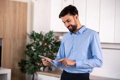 Homme d'affaires de sourire gai utilisant son ordinateur portable photo libre de droits Homme d'affaires de sourire gai utilisant son ordinateur portable photo libre de droits