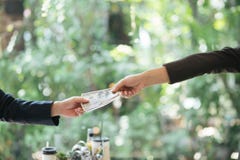 Homme d'affaires deux corrompu scellant l'affaire avec une poignée de main et recevant un argent de paiement illicite Mains passa images libres de droits Homme d'affaires deux corrompu scellant l'affaire avec une poignée de main et recevant un argent de paiement illicite Mains passa images libres de droits