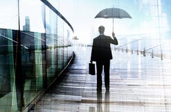 Homme d'affaires déprimé Standing While Holding un parapluie Photographie stock Homme d'affaires déprimé Standing While Holding un parapluie Photographie stock