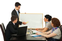 Homme d'affaires effectuant la présentation lors du contact images libres de droits Homme d'affaires effectuant la présentation lors du contact images libres de droits