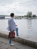 Homme d'affaires examinant la distance Homme d'entreprise sur un fond brouillé de rivière Concept de croissance de carrière Copie images libres de droits Homme d'affaires examinant la distance Homme d'entreprise sur un fond brouillé de rivière Concept de croissance de carrière Copie images libres de droits