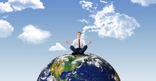 Homme d'affaires faisant la méditation sur terre contre le ciel photos stock Homme d'affaires faisant la méditation sur terre contre le ciel photos stock