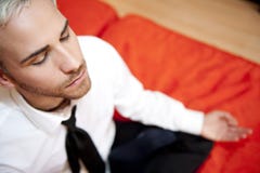 Homme d'affaires faisant le yoga images stock Homme d'affaires faisant le yoga images stock