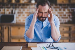 Homme d'affaires fatigué avec la migraine après travail photo libre de droits Homme d'affaires fatigué avec la migraine après travail photo libre de droits