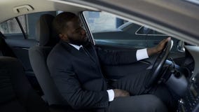 Homme d'affaires fatigué bouleversé s'asseyant dans la voiture, pensant à la dissolution, problèmes images libres de droits Homme d'affaires fatigué bouleversé s'asseyant dans la voiture, pensant à la dissolution, problèmes images libres de droits