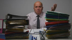 Homme d'affaires Gesturing Nervous de renversement dans le service de comptabilité images stock Homme d'affaires Gesturing Nervous de renversement dans le service de comptabilité images stock