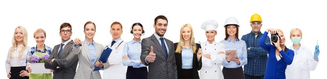 Homme d'affaires heureux au-dessus des travailleurs professionnels photographie stock Homme d'affaires heureux au-dessus des travailleurs professionnels photographie stock