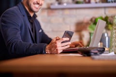 Homme d'affaires heureux avec le smartphone images libres de droits Homme d'affaires heureux avec le smartphone images libres de droits