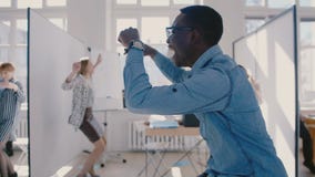 Homme d'affaires heureux enthousiaste d'Afro-américain faisant la danse folle de célébration d'amusement, succès de part avec banque de vidéos Homme d'affaires heureux enthousiaste d'Afro-américain faisant la danse folle de célébration d'amusement, succès de part avec banque de vidéos