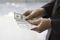 Homme d'affaires heureux et réussi tenant des factures d'argent de dollar US i photos libres de droits Homme d'affaires heureux et réussi tenant des factures d'argent de dollar US i photos libres de droits