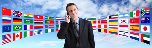 Homme d'affaires international parlant au téléphone, télécommunication mondiale photos stock Homme d'affaires international parlant au téléphone, télécommunication mondiale photos stock