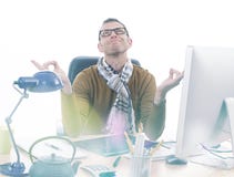 Homme d'affaires occasionnel de sourire de zen méditant au bureau pour l'inspiration professionnelle Photos stock Homme d'affaires occasionnel de sourire de zen méditant au bureau pour l'inspiration professionnelle Photos stock