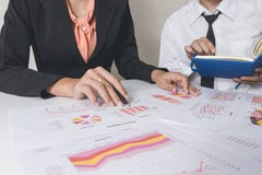 Homme d'affaires ou équipe discutant les diagrammes et les graphiques donnant les résultats de leur travail d'équipe réussi Des r photographie stock Homme d'affaires ou équipe discutant les diagrammes et les graphiques donnant les résultats de leur travail d'équipe réussi Des r photographie stock