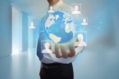 Homme d'affaires présent la terre avec des photos de profil Photographie stock Homme d'affaires présent la terre avec des photos de profil Photographie stock