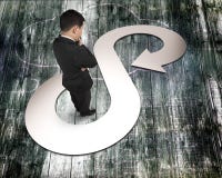Homme d'affaires regardant la t?le dans l'infini de fl?che r?utilisant le symbole images libres de droits Homme d'affaires regardant la t?le dans l'infini de fl?che r?utilisant le symbole images libres de droits
