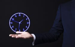 Homme d'affaires retenant une horloge image libre de droits Homme d'affaires retenant une horloge image libre de droits