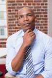 Homme d'affaires réfléchi recherchant dans le bureau photographie stock libre de droits Homme d'affaires réfléchi recherchant dans le bureau photographie stock libre de droits