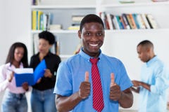 Homme d'affaires réussi d'afro-américain avec le lien et collègues photographie stock libre de droits Homme d'affaires réussi d'afro-américain avec le lien et collègues photographie stock libre de droits