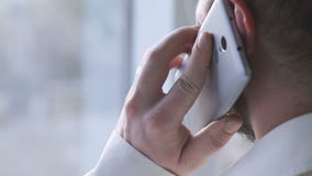 Homme d'affaires réussi appelle l'ami, utilisant le smartphone moderne, communication clips vidéos Homme d'affaires réussi appelle l'ami, utilisant le smartphone moderne, communication clips vidéos