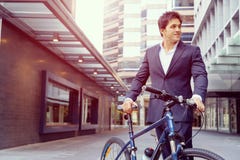 Homme d'affaires réussi avec la bicyclette photo libre de droits Homme d'affaires réussi avec la bicyclette photo libre de droits