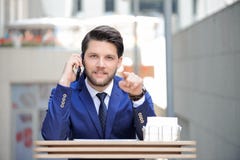 Homme d'affaires sûr se dirigeant directement photographie stock Homme d'affaires sûr se dirigeant directement photographie stock