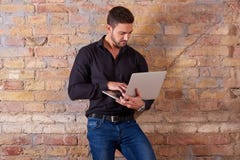 Homme d'affaires s?rieux Using Laptop image libre de droits Homme d'affaires s?rieux Using Laptop image libre de droits