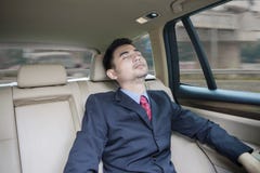 Homme d'affaires se reposant à l'intérieur d'une voiture Images stock Homme d'affaires se reposant à l'intérieur d'une voiture Images stock