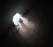 Homme d'affaires se tenant dans une ouverture de mur image libre de droits Homme d'affaires se tenant dans une ouverture de mur image libre de droits