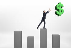 Homme d'affaires se tenant sur la colonne grise avec ses mains jusqu'au grand symbole dollar image stock Homme d'affaires se tenant sur la colonne grise avec ses mains jusqu'au grand symbole dollar image stock