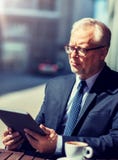 Homme d'affaires sup?rieur avec du caf? potable de PC de comprim? photo libre de droits Homme d'affaires sup?rieur avec du caf? potable de PC de comprim? photo libre de droits