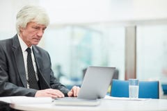 Homme d'affaires supérieur Using Laptop photo libre de droits Homme d'affaires supérieur Using Laptop photo libre de droits