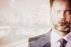 Homme d'affaires sur le multiexposure de fond de ville Images libres de droits Homme d'affaires sur le multiexposure de fond de ville Images libres de droits