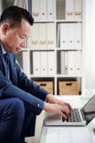 Homme d'affaires tapant sur l'ordinateur portable photographie stock libre de droits Homme d'affaires tapant sur l'ordinateur portable photographie stock libre de droits