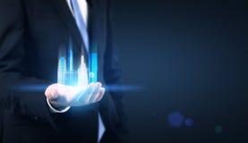 Homme d'affaires tenant l'hologramme de NY image libre de droits Homme d'affaires tenant l'hologramme de NY image libre de droits