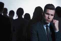 Homme d'affaires tenant le poing photographie stock libre de droits Homme d'affaires tenant le poing photographie stock libre de droits